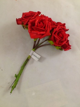 Rose en mousse 6 cm rouge (7 p.)